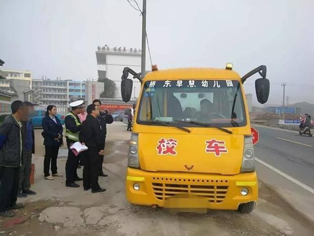 明明是幼兒園校車，怎么車里還有蹭車的老鄉？