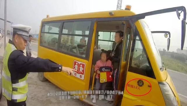 明明是幼兒園校車，怎么車里還有蹭車的老鄉？