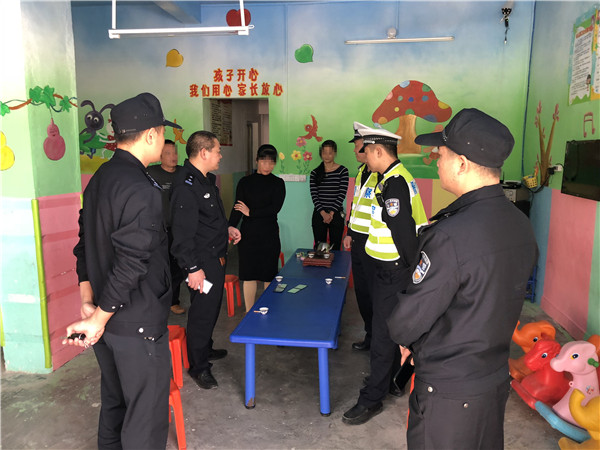 校車核載7人實(shí)載20人  司機(jī)和幼兒園園長涉嫌危險(xiǎn)駕駛罪被查處