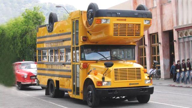 大叔設計奇葩校車，雖然看起來笨重，但似乎再也不用擔心翻車了！