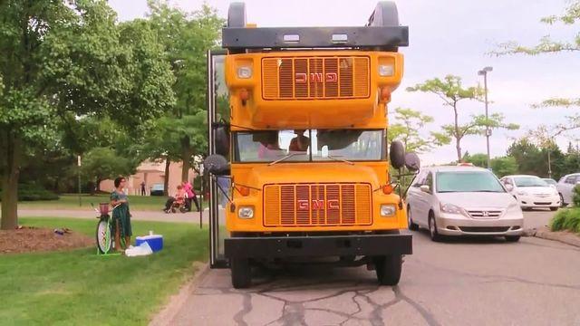 大叔設計奇葩校車，雖然看起來笨重，但似乎再也不用擔心翻車了！