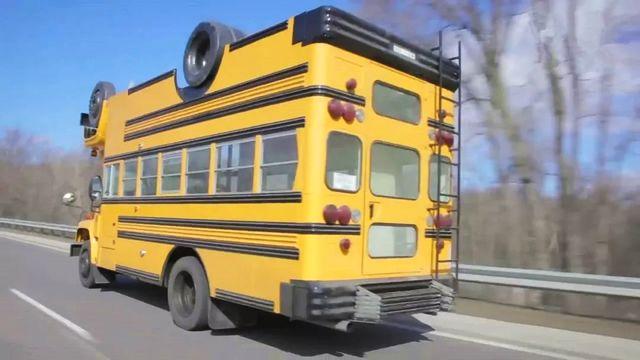 大叔設計奇葩校車，雖然看起來笨重，但似乎再也不用擔心翻車了！