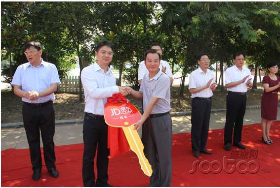 劉強東助力家鄉教育 京東校車“開赴”宿遷