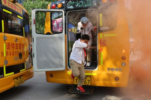 普及應(yīng)急自救知識(shí) 交運(yùn)校車(chē)進(jìn)校園開(kāi)展逃生演練 普及應(yīng)急自救知識(shí) 交運(yùn)校車(chē)進(jìn)校園開(kāi)展逃生演練