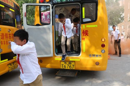 普及應(yīng)急自救知識(shí) 交運(yùn)校車(chē)進(jìn)校園開(kāi)展逃生演練 普及應(yīng)急自救知識(shí) 交運(yùn)校車(chē)進(jìn)校園開(kāi)展逃生演練