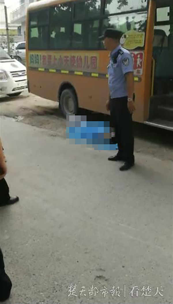3歲半女童被遺忘在校車內(nèi)身亡 校車司機(jī)被控制 事發(fā)現(xiàn)場 楚天都市報(bào) 圖