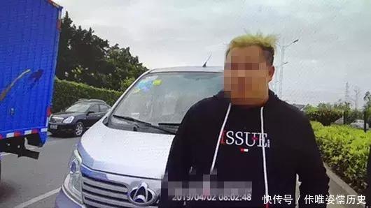 珠海90后黃毛小伙早上在馬路睡覺，被校車司機舉報，竟塞交警5000元求放過！