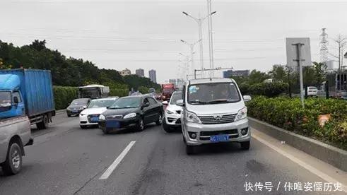 珠海90后黃毛小伙早上在馬路睡覺，被校車司機舉報，竟塞交警5000元求放過！