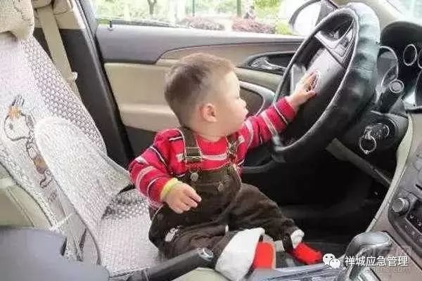 又一孩童被忘校車內(nèi)身亡 ！孩子這樣自救最靠譜