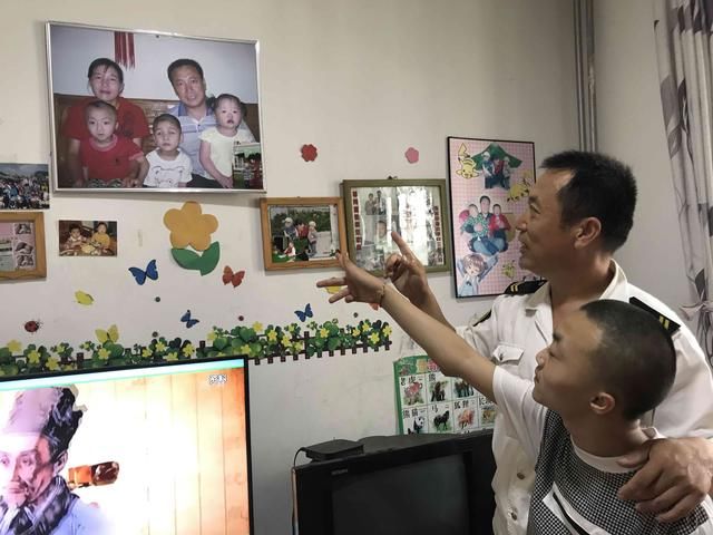 交運校車上的“寄養爸爸”13年為3名孤殘兒童打造“溫馨之家”