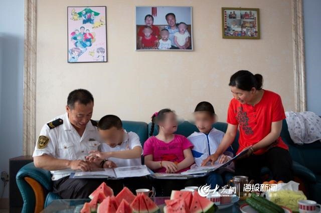 校車“寄養爸爸”好樣的！13年為3名孤殘兒童打造“溫馨之家”