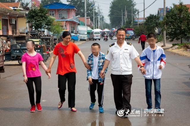 校車“寄養爸爸”好樣的！13年為3名孤殘兒童打造“溫馨之家”