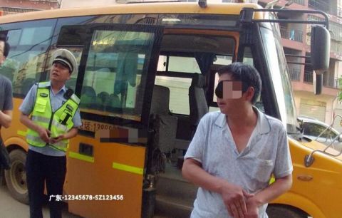 核載19人的校車竟然塞了27個(gè)孩子/ 核載19人的校車竟然塞了27個(gè)孩子