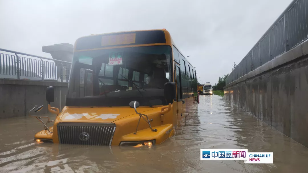 浙臺州1校車積水中被困 消防員迅速營救7名師生
