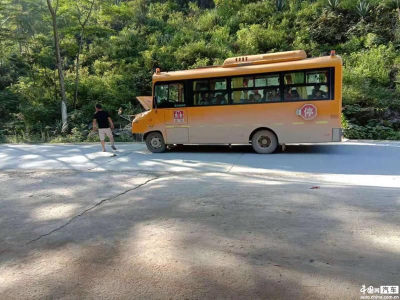 校車安全絕非兒戲 中通客車斷油熄火存隱患