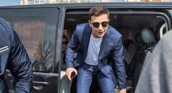 烏總統(tǒng)司機(jī)睡眠不足？澤連斯基車隊(duì)與校車相撞 無(wú)人受傷