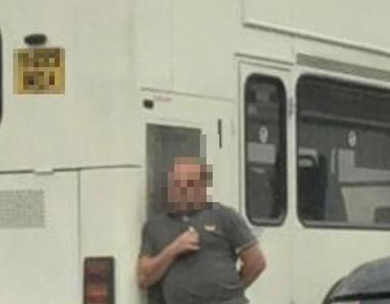 該校車司機在車上對孩子們破口大罵