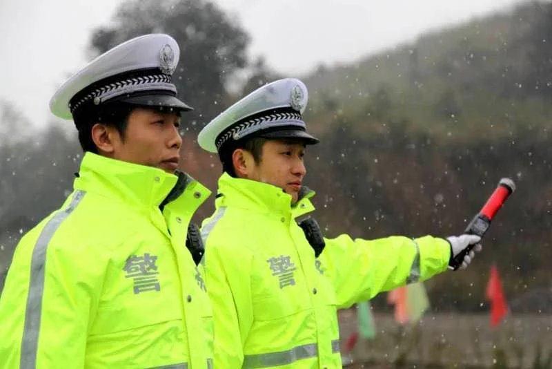 為了九曲十八彎山道上奔跑的校車的“零事故”----湖南省洪江市交警大隊校車安全管理有新招 為了九曲十八彎山道上奔跑的校車的“零事故”----湖南省洪江市交警大隊校車安全管理有新招