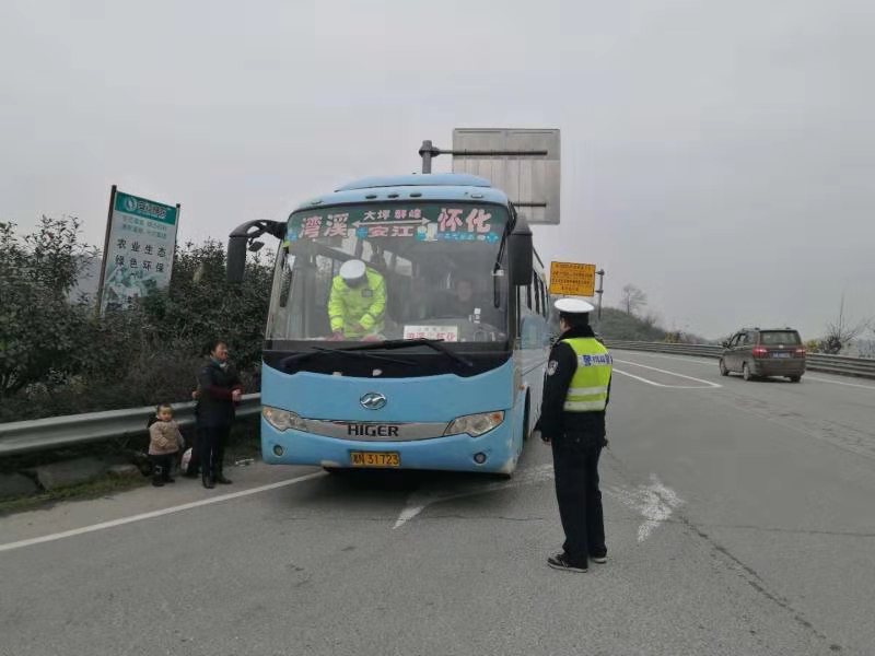 為了九曲十八彎山道上奔跑的校車的“零事故”----湖南省洪江市交警大隊校車安全管理有新招 為了九曲十八彎山道上奔跑的校車的“零事故”----湖南省洪江市交警大隊校車安全管理有新招