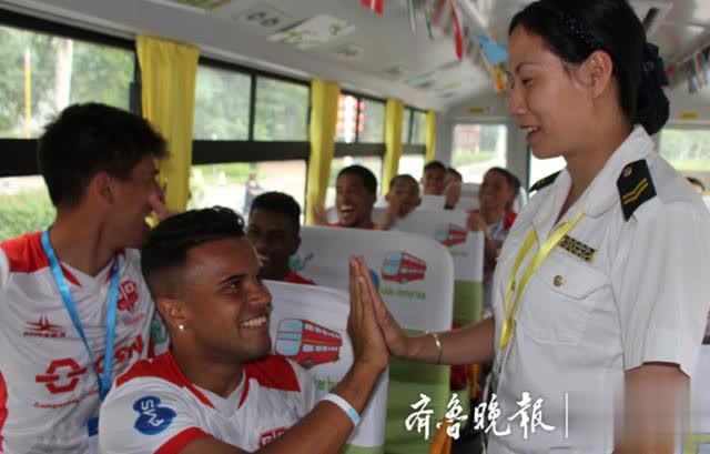 世界青少年足球賽青島開戰(zhàn)，溫馨校車助力