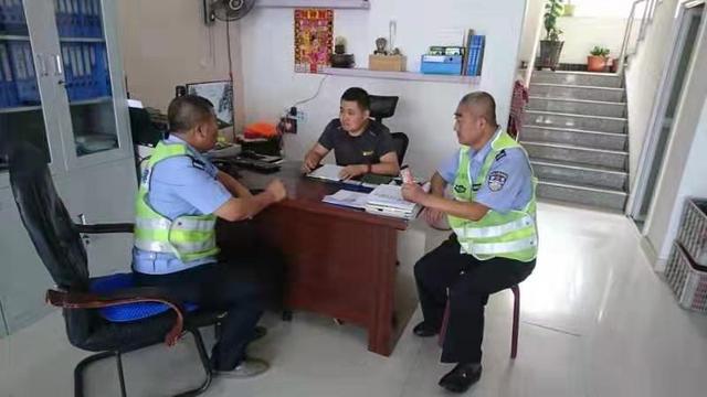 通榆交警開學前走訪校車公司