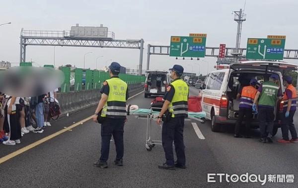 快訊 永平工商校車(chē)國(guó)一與大貨車(chē)事故！22學(xué)生 1司機(jī)受傷 堵8公里