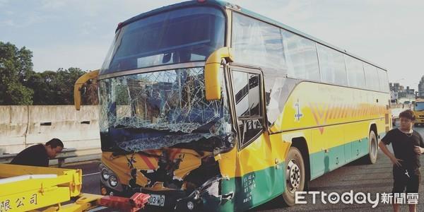 快訊 永平工商校車(chē)國(guó)一與大貨車(chē)事故！22學(xué)生 1司機(jī)受傷 堵8公里