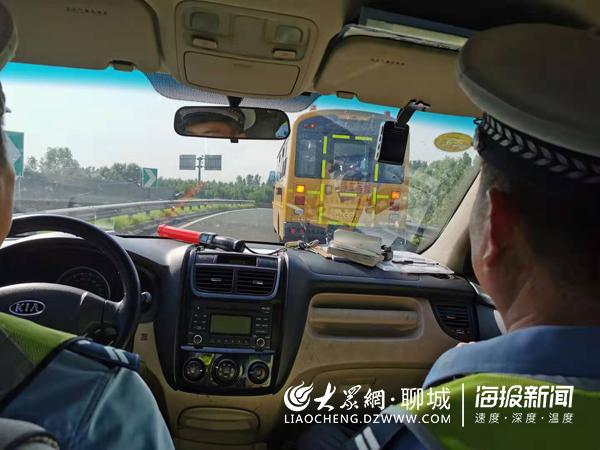 莘縣校車高速拋錨 茌平高速交警鼎力相助
