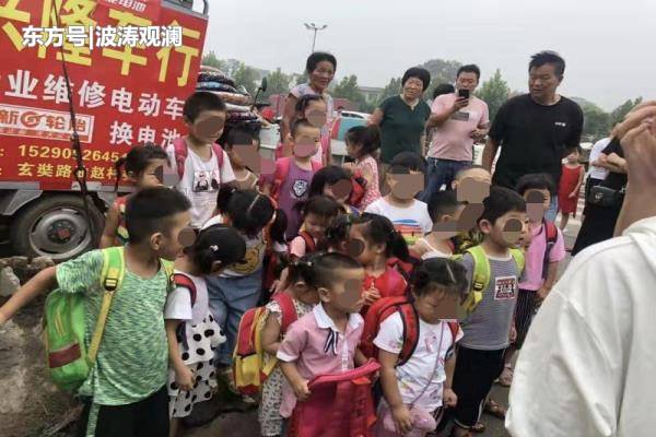 河南洛陽一嚴(yán)重超載“黑校車”被查