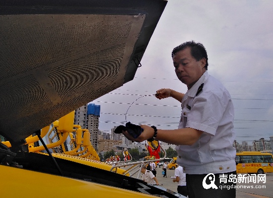 開學首日 島城新增33輛溫馨校車 70余條新線路