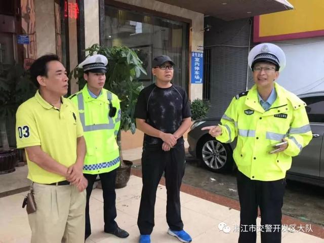 開學(xué)第一天 交警開展校車突擊檢查行動(dòng)