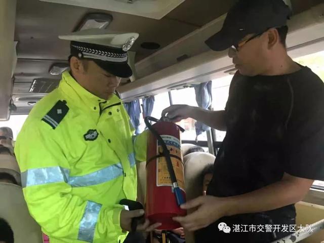 開學(xué)第一天 交警開展校車突擊檢查行動(dòng)