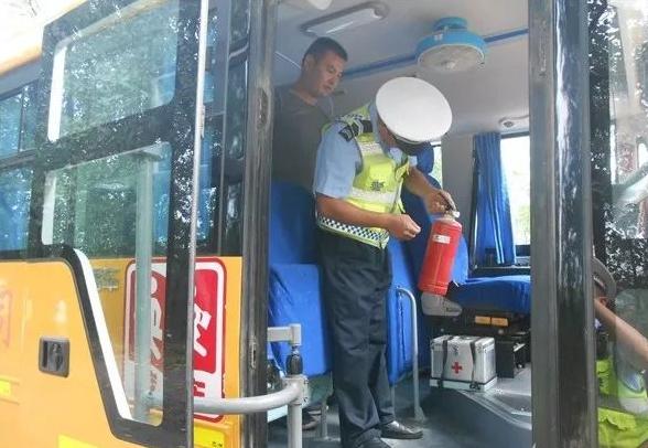 學(xué)生忙！家長忙！交警更忙！鳳臺(tái)交警開啟“護(hù)學(xué)”模式