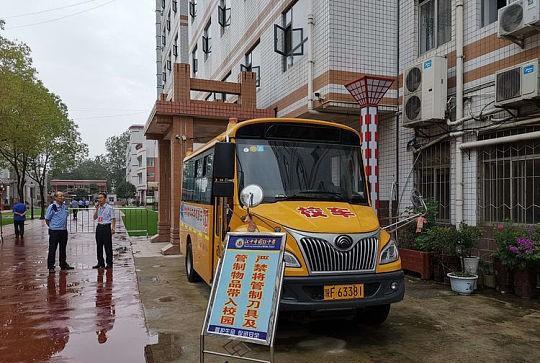 漢中國際中學校車逾期未檢還不購交強險，交警責令整改