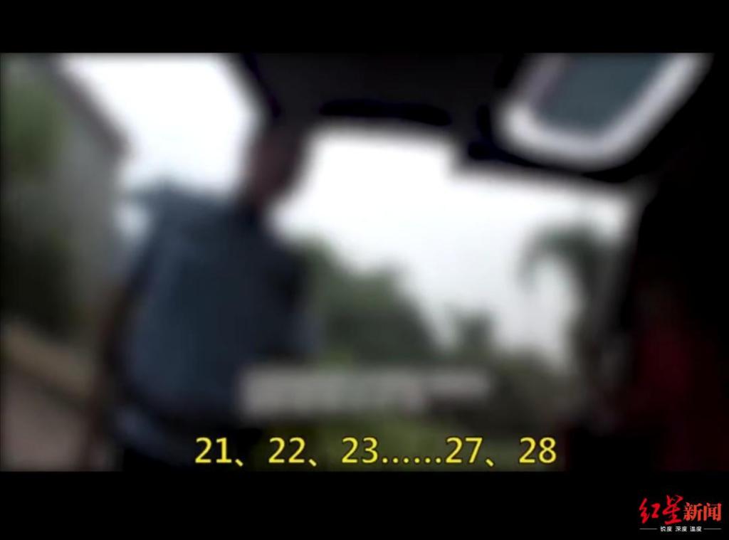 7座小型面包車竟擠了29人 民警打開車門時驚呆了 7座小型面包車竟擠了29人 民警打開車門時驚呆了