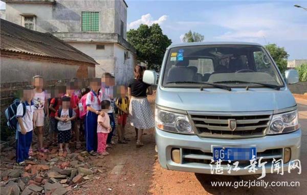 雷州交警查獲一輛超員100%“非法校車”