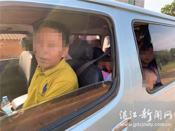 雷州交警查獲一輛超員100%“非法校車”