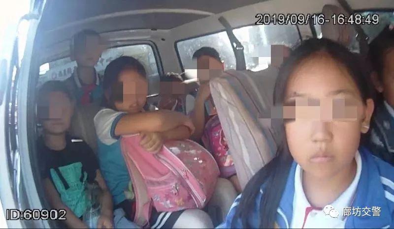 “黑校車”嚴重超員 三大隊交警及時查處守護學(xué)生平安