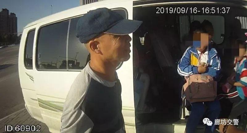 “黑校車”嚴重超員 三大隊交警及時查處守護學(xué)生平安