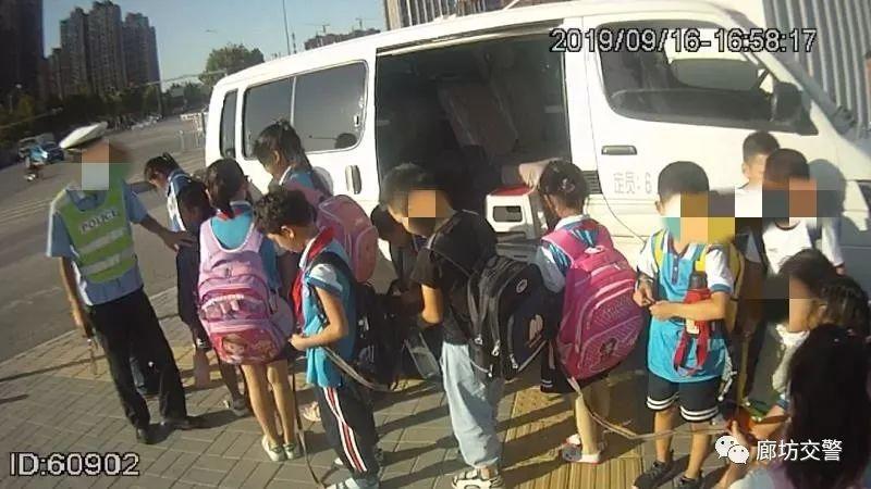 “黑校車”嚴重超員 三大隊交警及時查處守護學(xué)生平安