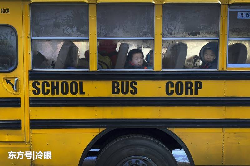 嚇人！美國校車女司機酒駕又連闖紅燈，還不準(zhǔn)小孩下車