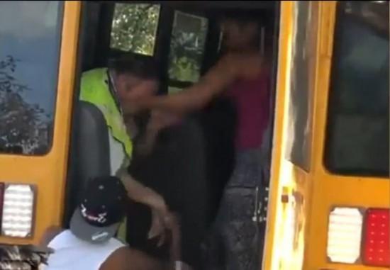 美一校車司機因孩子不守規矩停車遭家長毆打