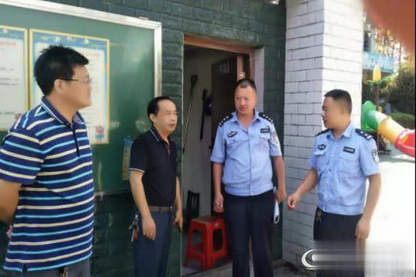 新化縣公安局石沖口鎮(zhèn)派出所深入校園“查防?！敝畏谰€護平安