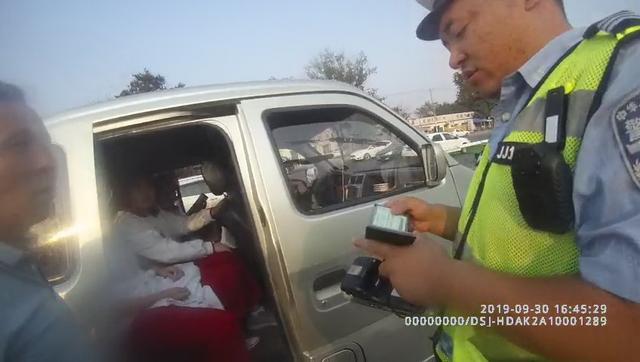 邯鄲交警查獲超員“黑校車” 駕駛人面臨高額罰金 邯鄲交警查獲超員“黑校車” 駕駛人面臨高額罰金