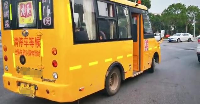 全部擠上了車？上饒一校車超員60%以上，駕駛員竟身兼兩職