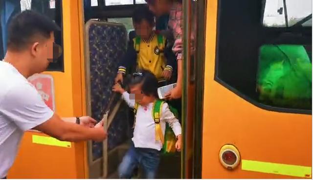 全部擠上了車？上饒一校車超員60%以上，駕駛員竟身兼兩職