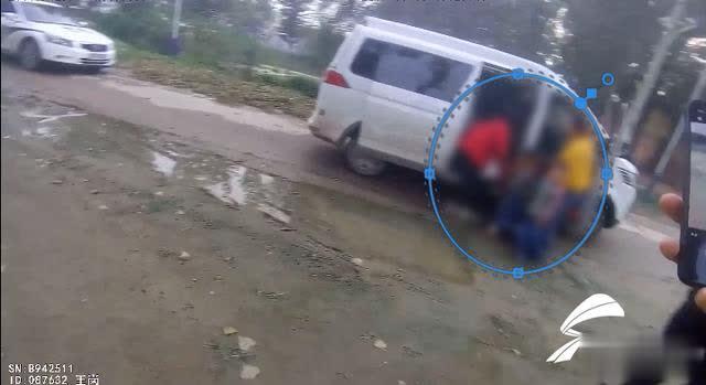 莘縣網友舉報幼兒園使用黑校車，交警果斷出擊，超載100%以上