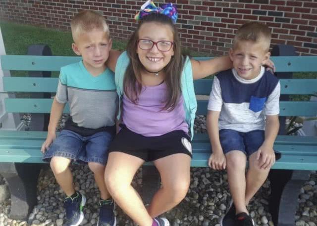 雙胞胎兄弟與姐姐過馬路去上學(xué)，被粗心女司機撞倒、全部身亡