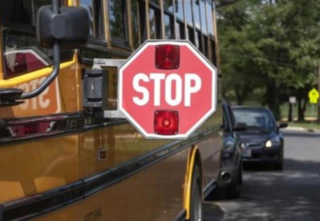 雙胞胎兄弟與姐姐過馬路去上學(xué)，被粗心女司機撞倒、全部身亡