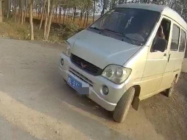 漯河一幼兒園園長駕駛“黑校車”接送娃 交警一查還超載 漯河一幼兒園園長駕駛“黑校車”接送娃 交警一查還超載